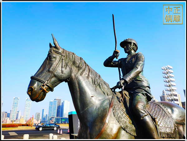 廣場騎馬雕塑.jpg 廣場騎馬雕塑.jpg