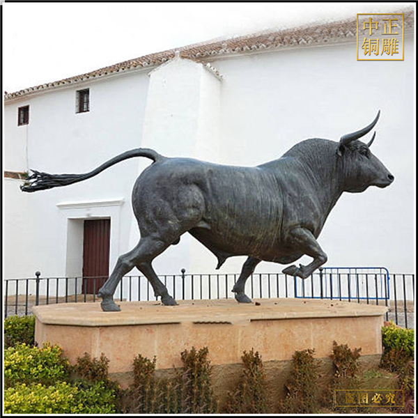 銅奔牛雕塑